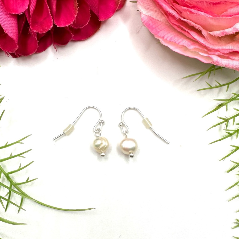 NEW⚜️Dainty Freshwater Pearl Drop Earrings